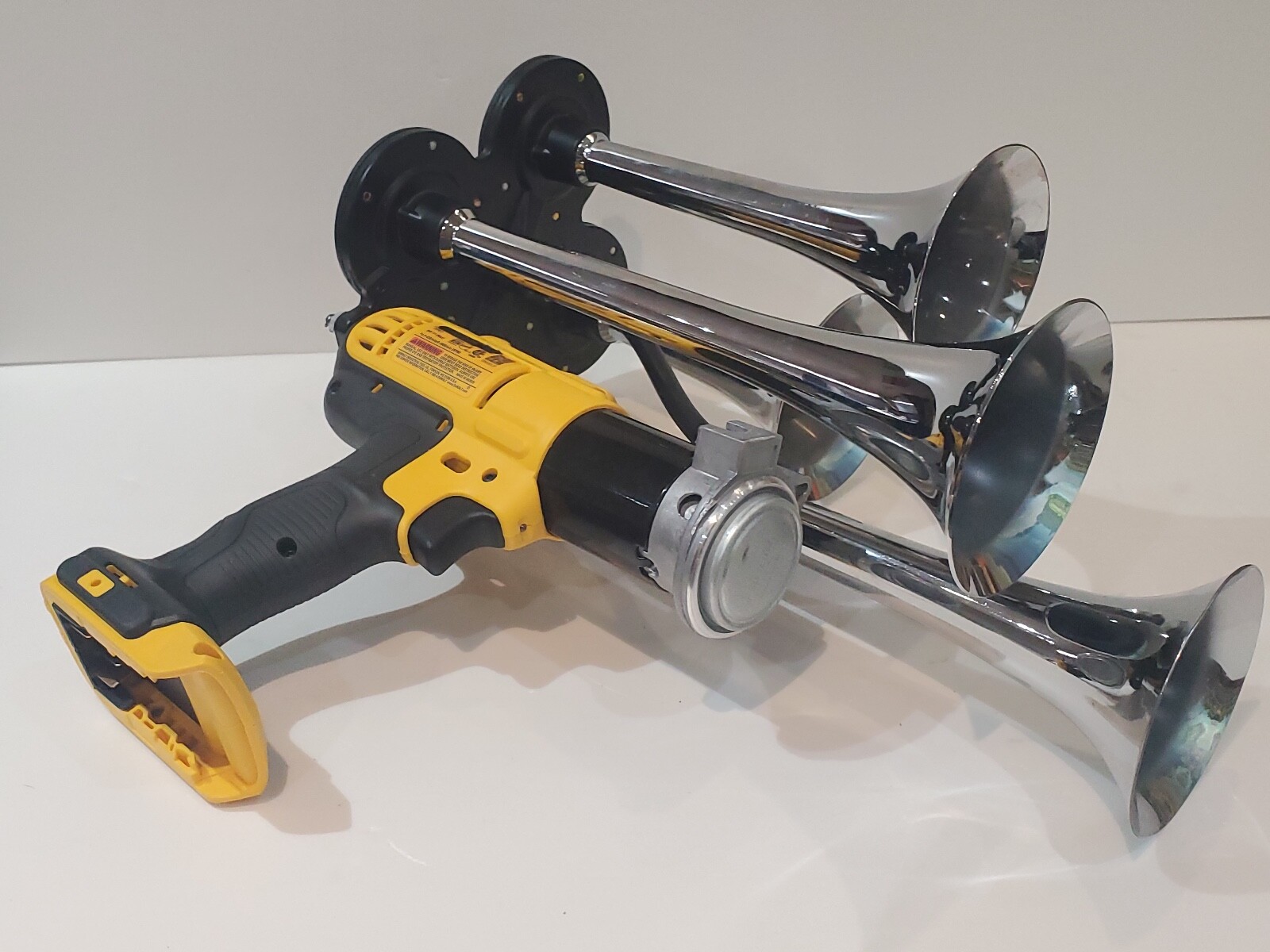 DeWALT 20V MAX Impact QUAD Air Horn Train Horn Compressor ,Black Trumpets 14"