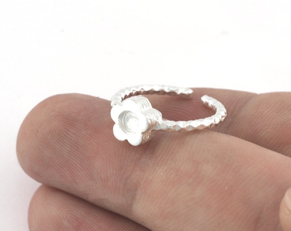 Daisy Flower Ring,Adjustable,Round Blank Bezel Setting Shiny Silver Plated 5126