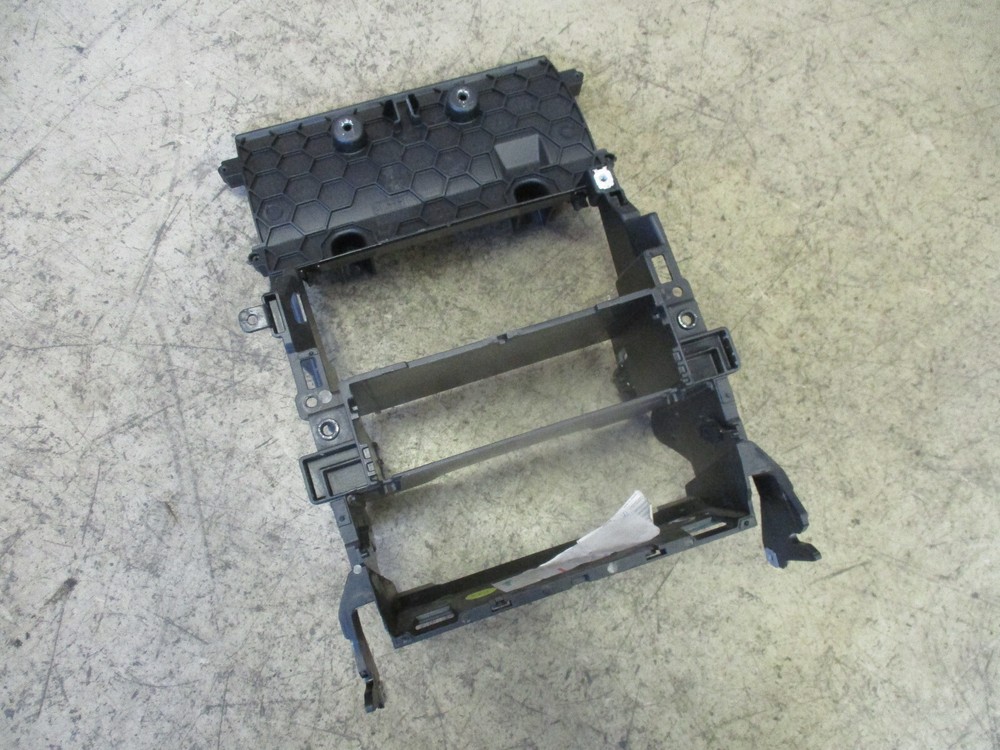Bracket Intake Exhaust CD Changer Audi Q7 4L 4L1858005A