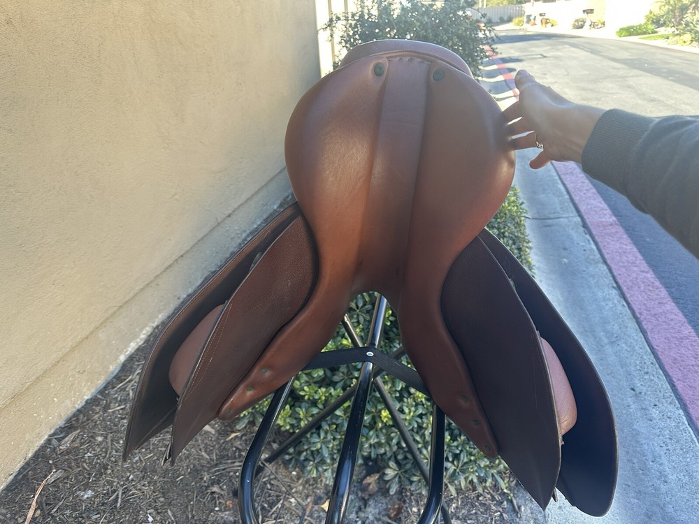 17.5” Arc De Triomphe Gazelle Jumping Saddle