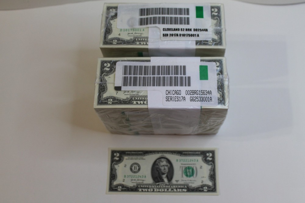 UNCIRCULATED TWO DOLLAR BILL SEQUENTIAL ORDER CRISP $2 NOTES PROTECTIVE SLEEVE