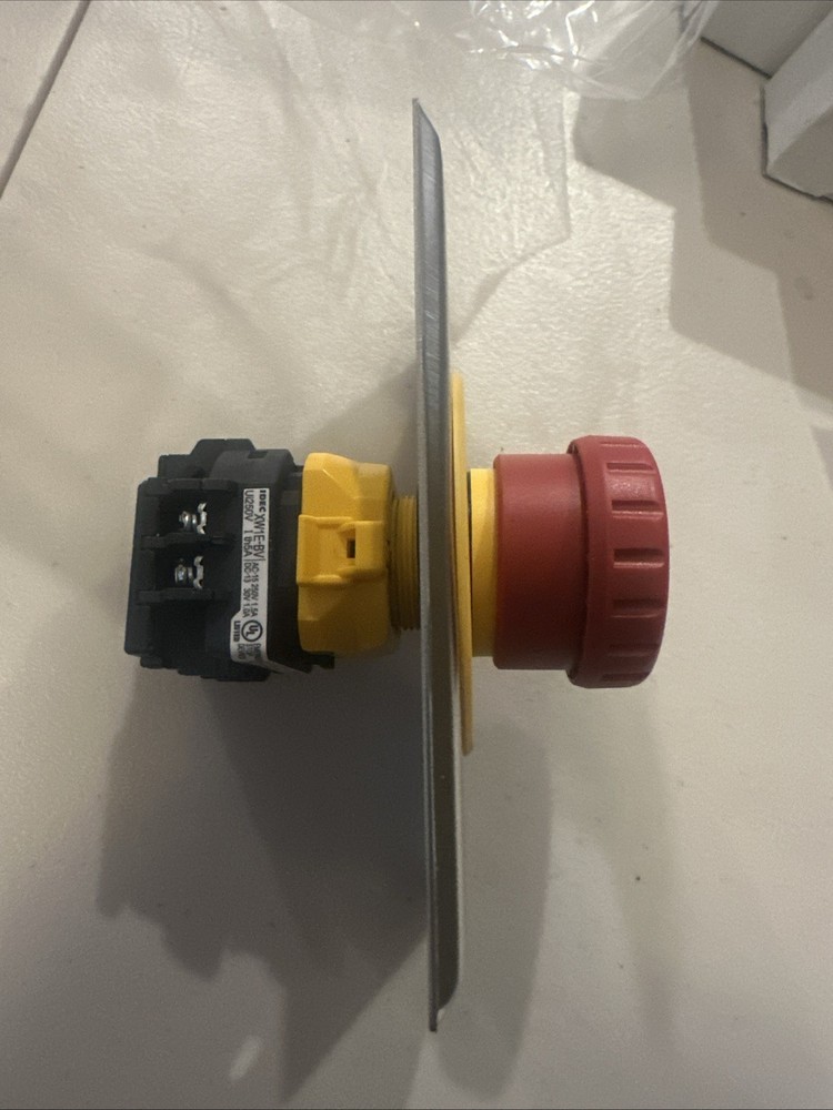 IDEC XWIE-BV 250v Emergency Stop Switch