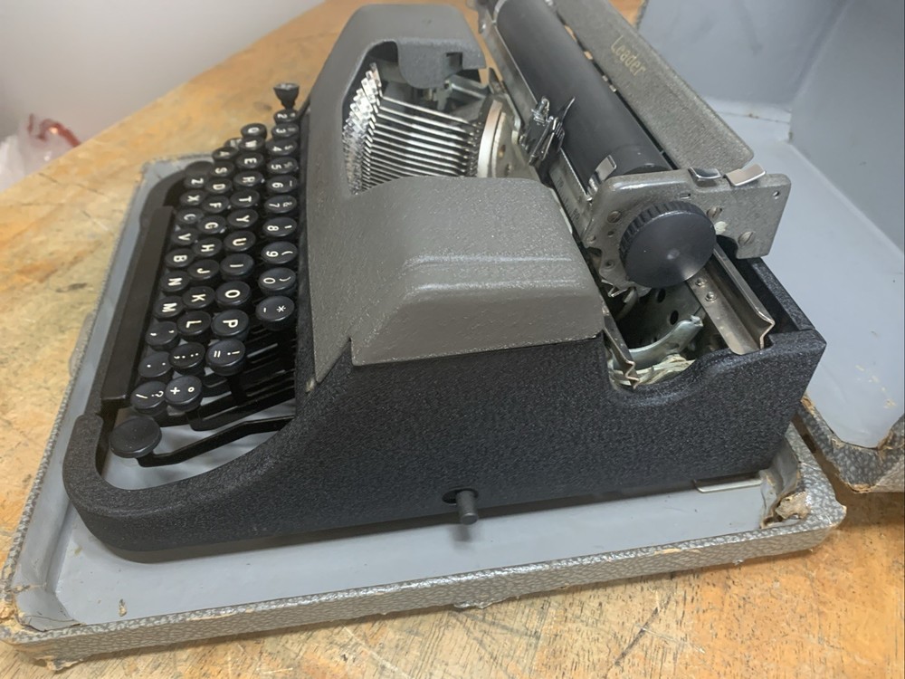 Underwood LEADER TYPEWRITER