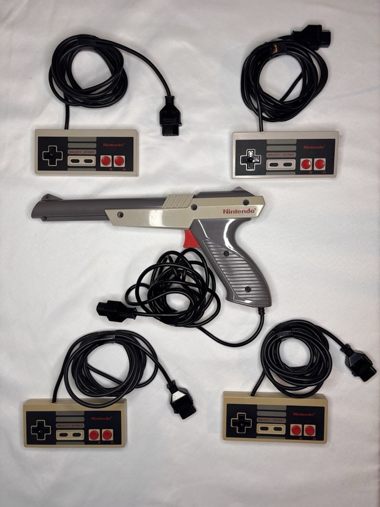 4 Nintendo NES Wired Controllers & Zapper Bundle — Untested