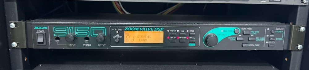 ZOOM 9150 Valve DSP Multi-Effect Processor with Zoom 8050 MIDI Foot Controller