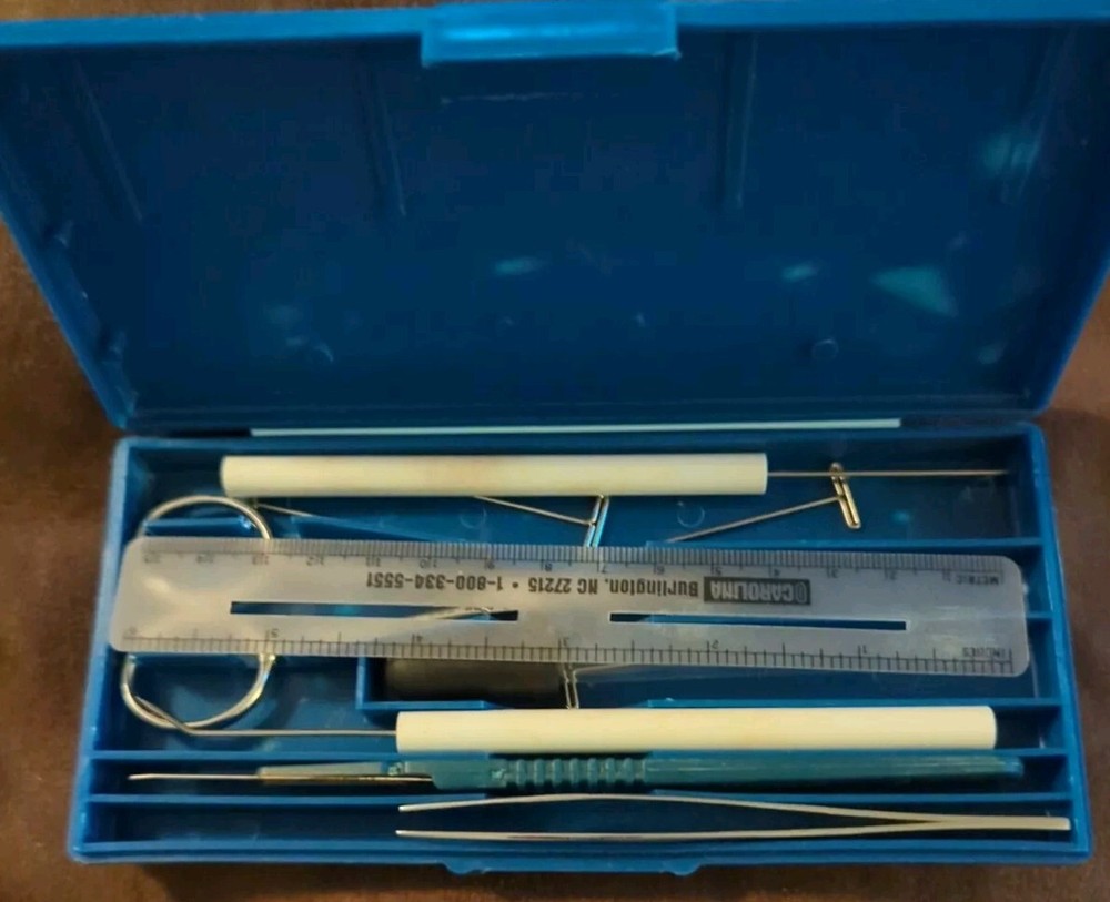 Carolina Biological Supply Co. Dissecting Kit.