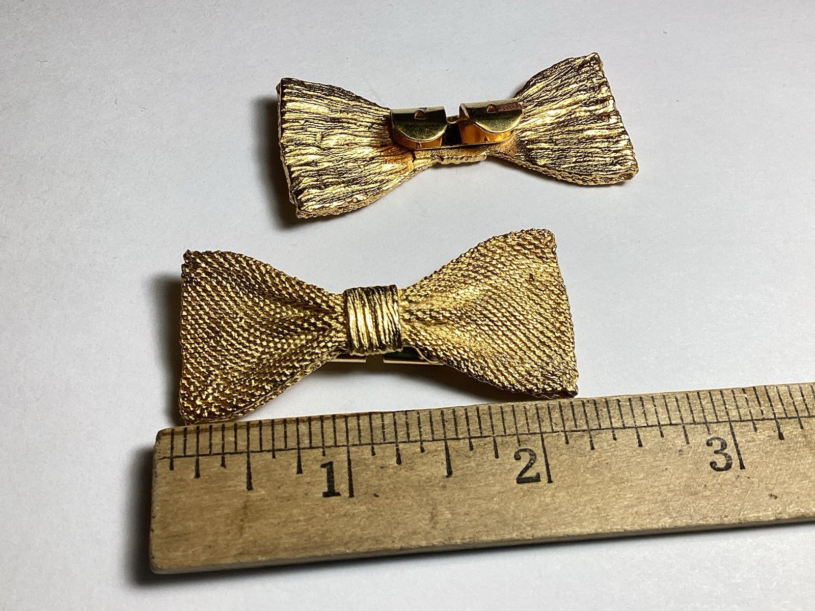 SHIMMERING GOLDTONE METAL BOW SHAPED SHOE CLIPS SO PRETTY