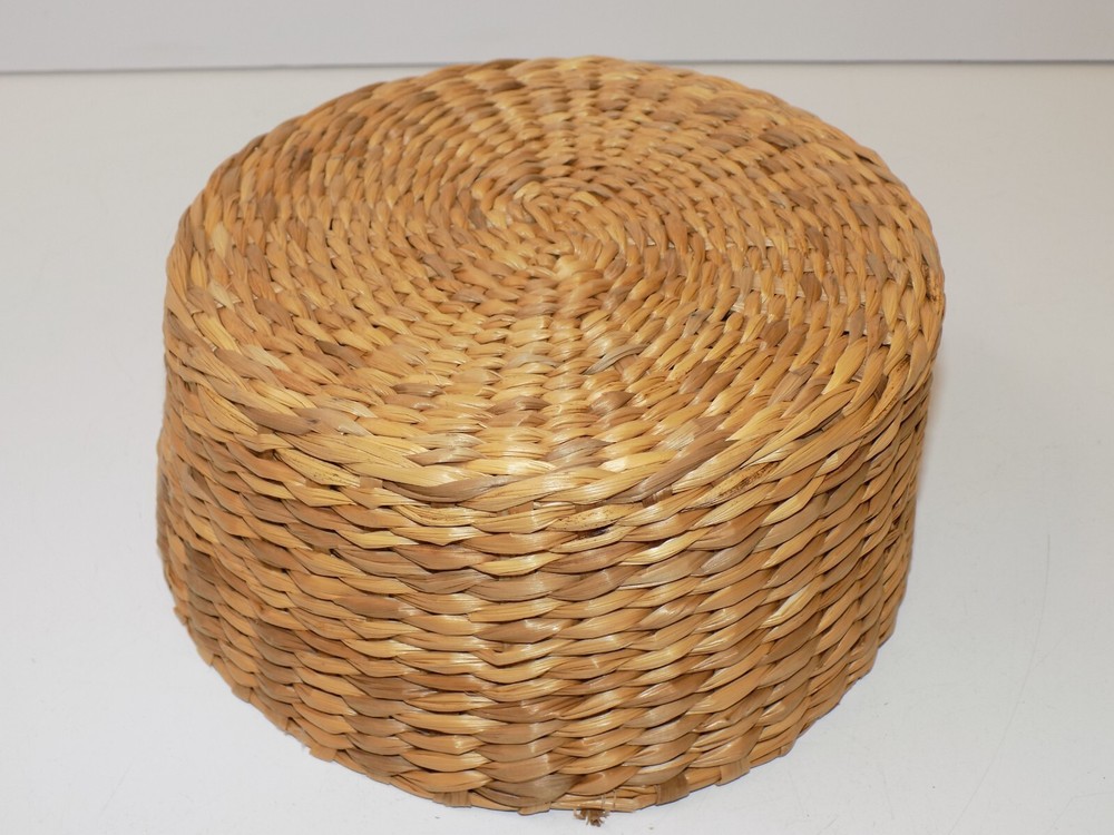 Vintage Grass Straw Basket 7" Diameter Knick Knack Fruit Container Storage