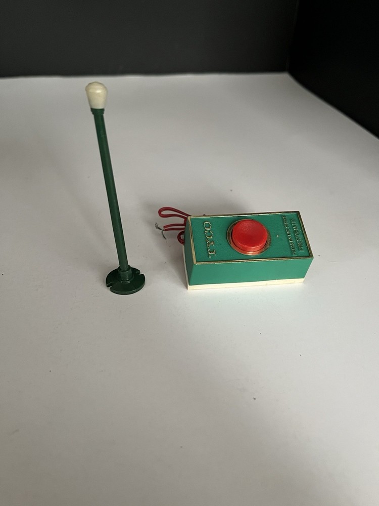 TYCO Prestomatic Button Switch – HO Scale Accessory Control & Green Street Light