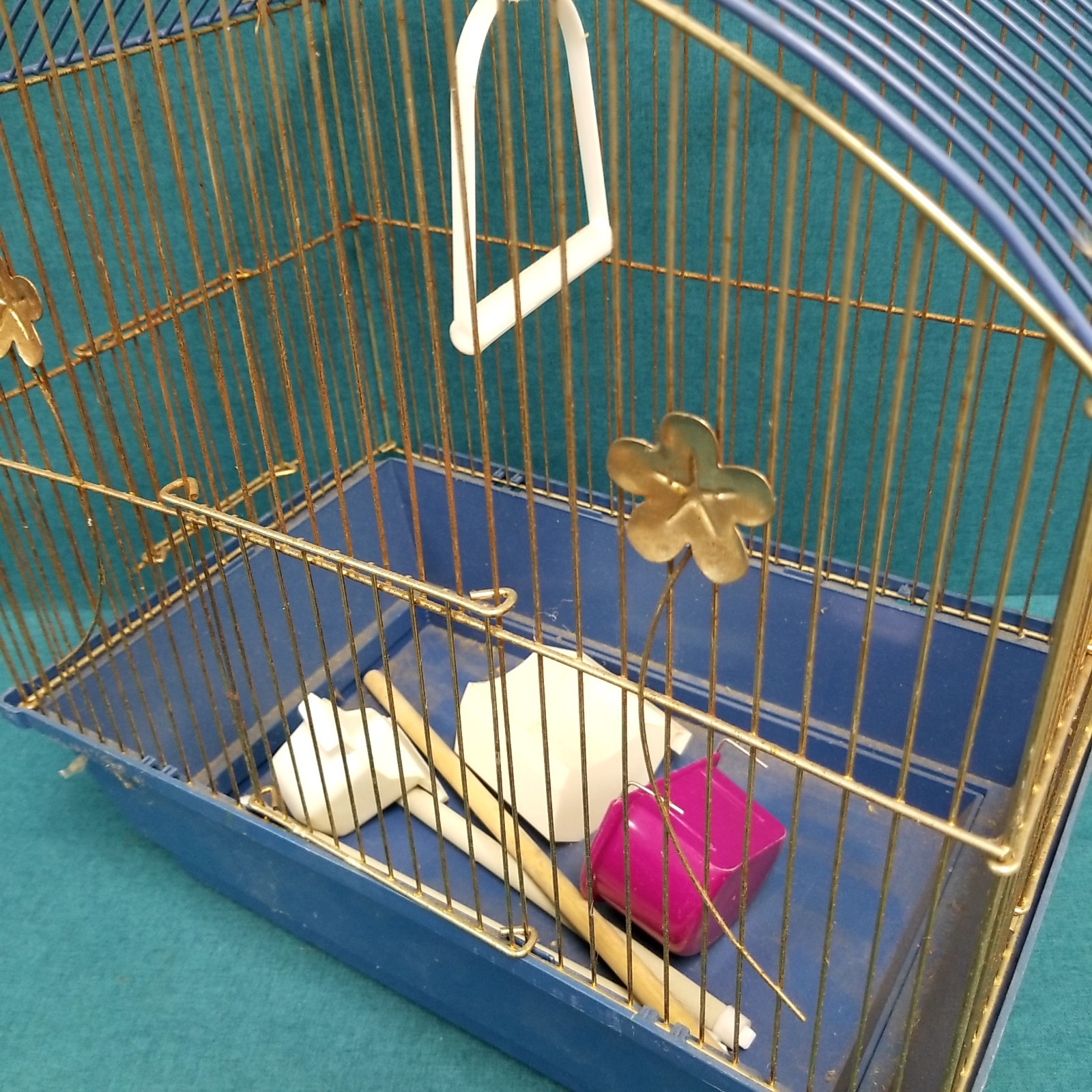 16'' x 10.5'' x 17.5'' Prevue Hendryx Steel Wire Bird Cage 3 Gate Acrylic Basin