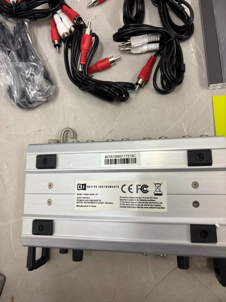 Native Instruments Traktor Audio 10 Scratch AudioDJ Interfa Complete Set Tested