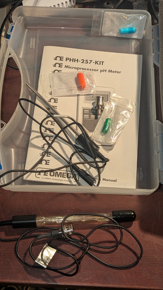 Omega PHH-257 Microprocessor PH Meter w Case & Probes READ CONDITION