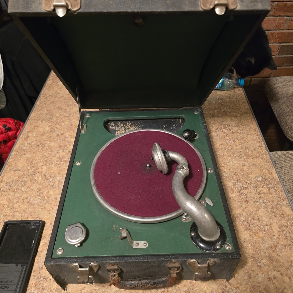 1930s gramophone record player. Hand crank.