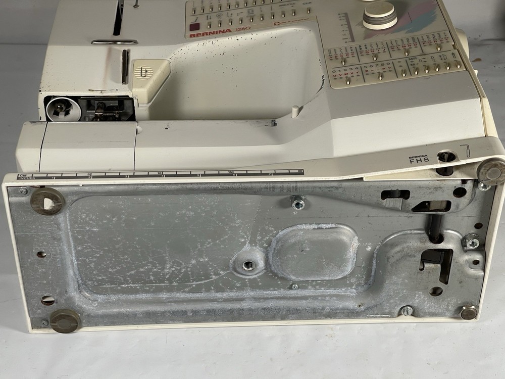 Bernina 1260 Sewing Machine READ