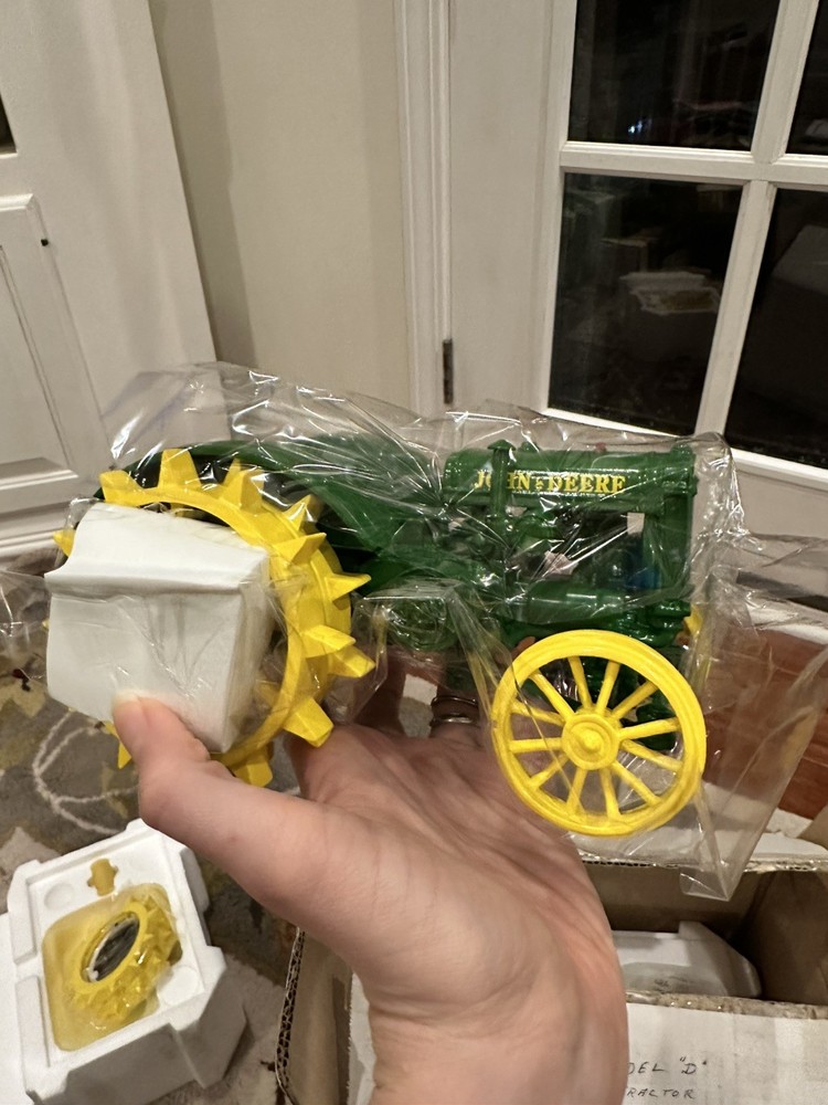 DANBURY MINT JOHN DEERE MODEL D TRACTOR CLOCK SCALE 1:16 NEW