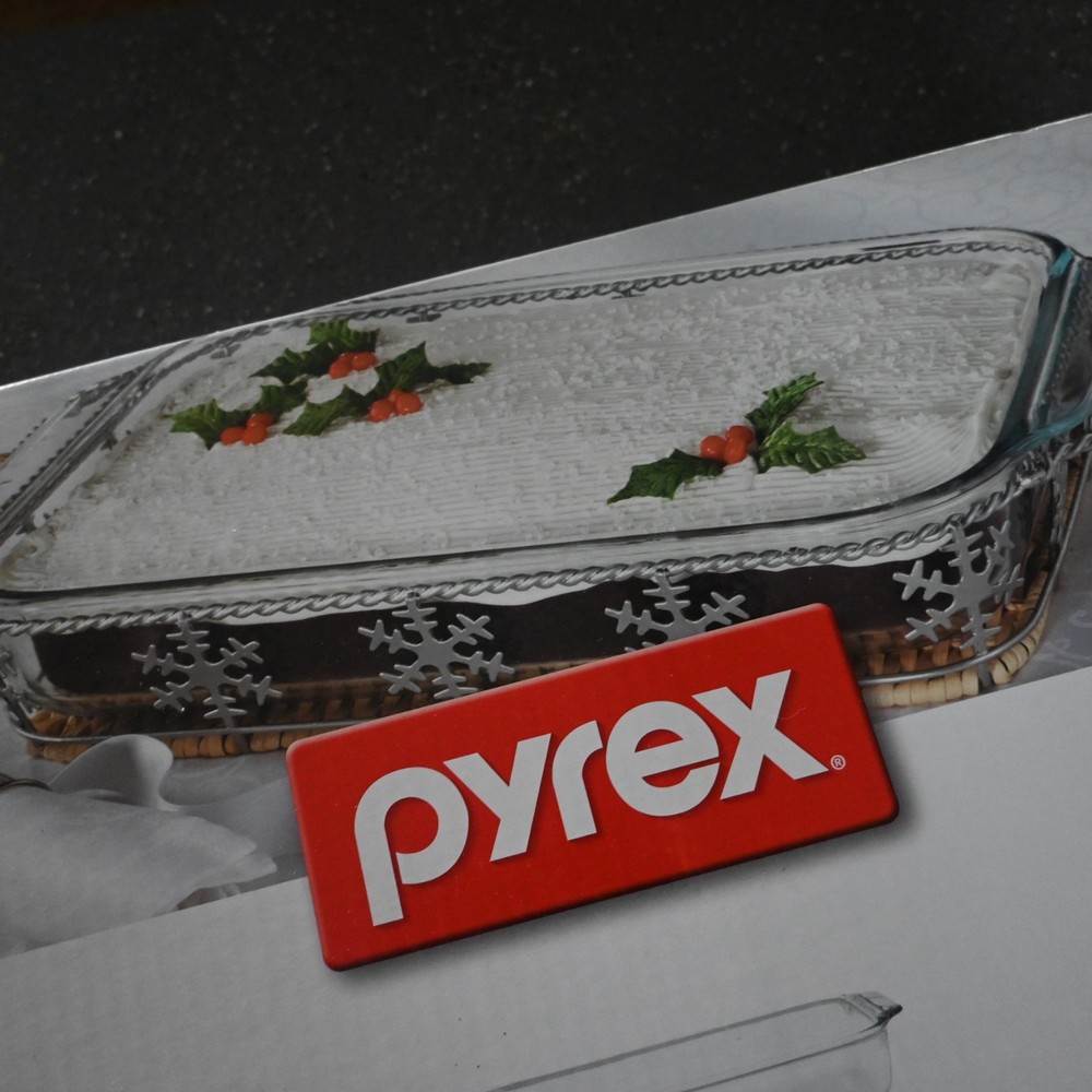 Pyrex serveware 2 pc sealed not opened snowflake basket and rectangle clear dish