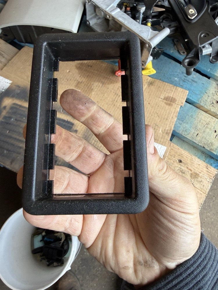 PETERBILT BEZEL SWITCH S18 6052