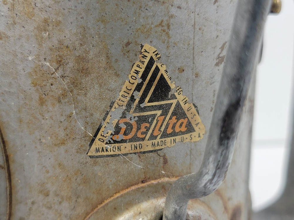 VINTAGE DELTA BARN LANTERN - DELTA POWERLITE - COMPLETE - SEE DESCRIPTION