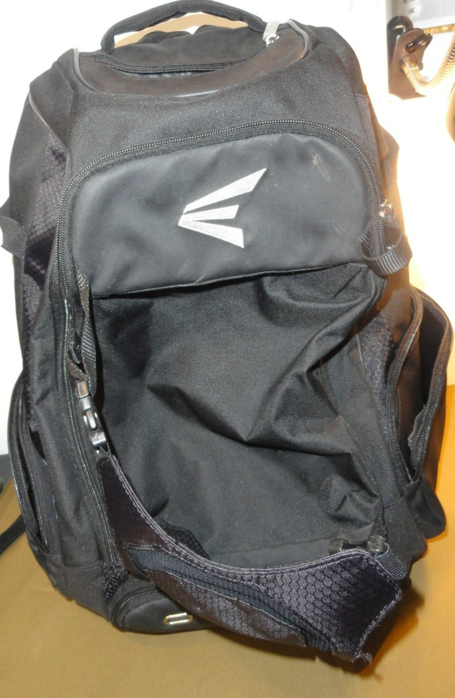 EASTON WALKOFF ELITE BASEBALL SOFTBALL HEAVY DUTY HELMET BLACK BAG BACKPACK