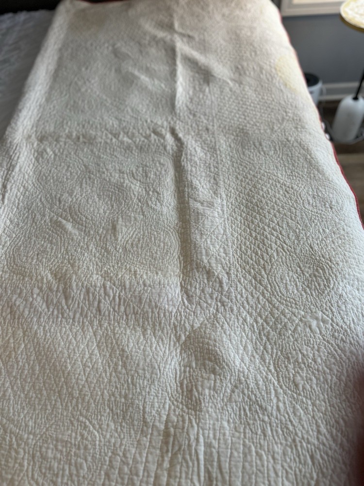 Handmade appliqué quilt with red rose pattern