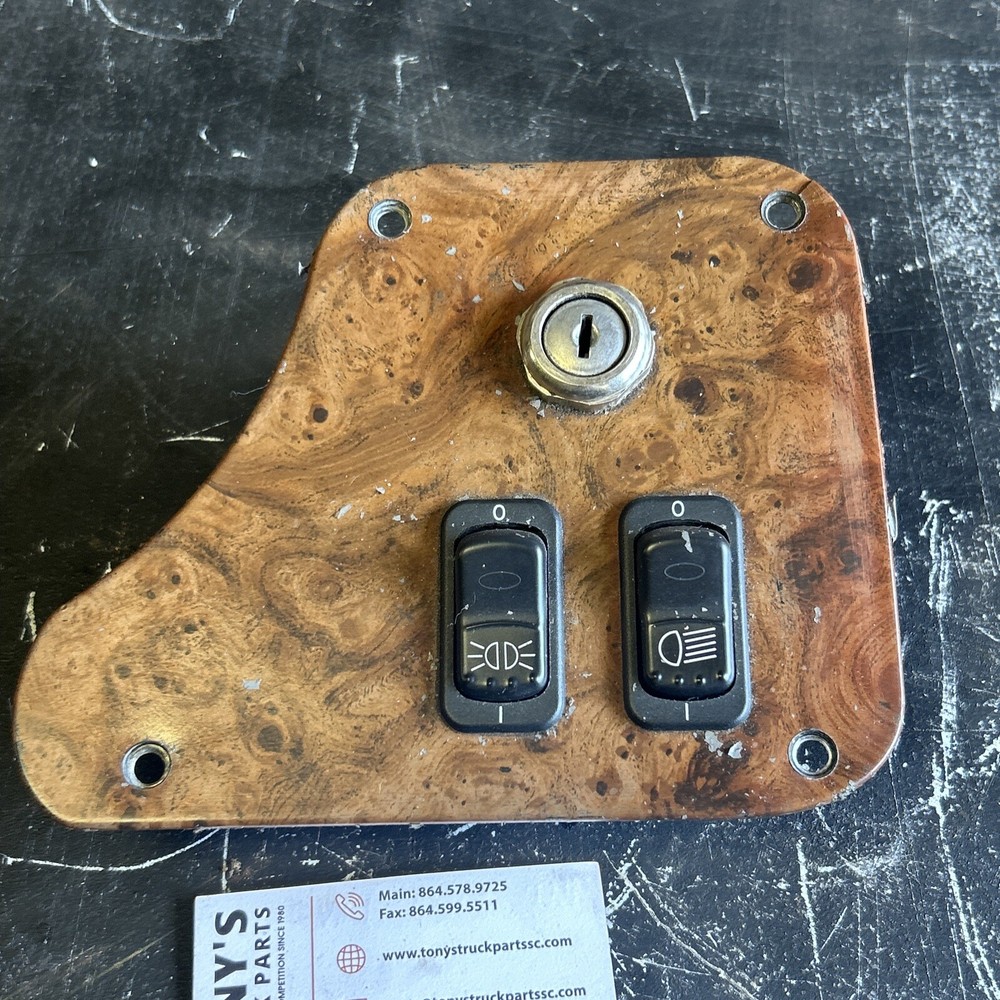 Peterbilt 387 Ignition key dash panel with key 17-05007M001