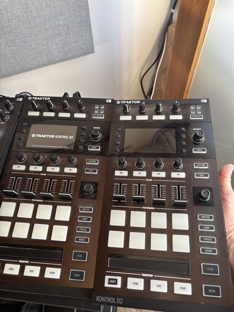 Native Instruments Traktor Kontrol D2 DJ Controller #2
