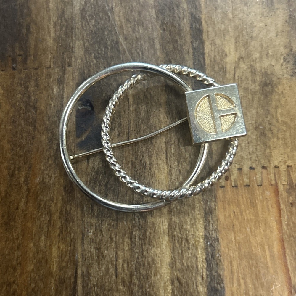 Gold Tone Interlocking Hoops Brooch Rope Texture