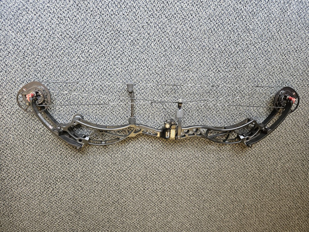 Bowtech reckoning 38 lightly used