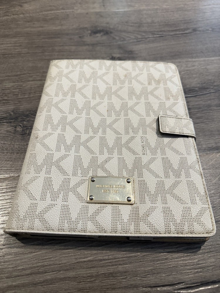 Apple IPad 2 White/Silver With Michael Kors Case bundle
