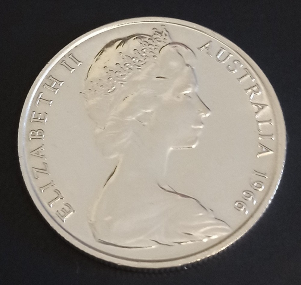 Solid Silver Australia Half Dollar Queen Elizabeth II Uncirculated Excellent 13g