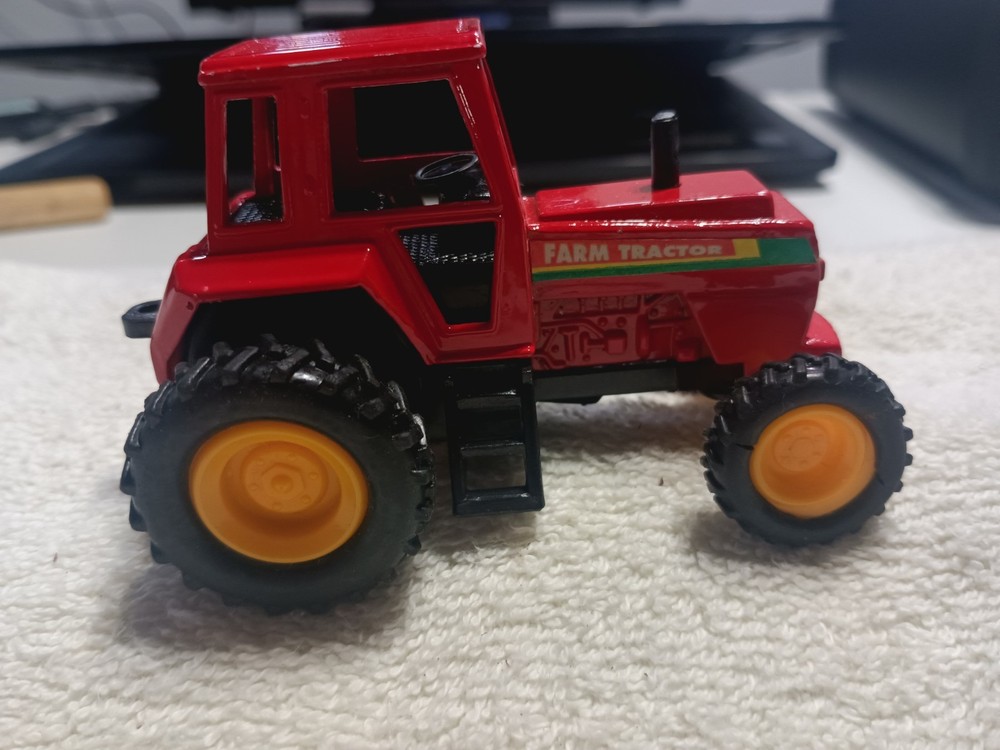 1/32 Motorized Pull and Go Red Farm Tractor