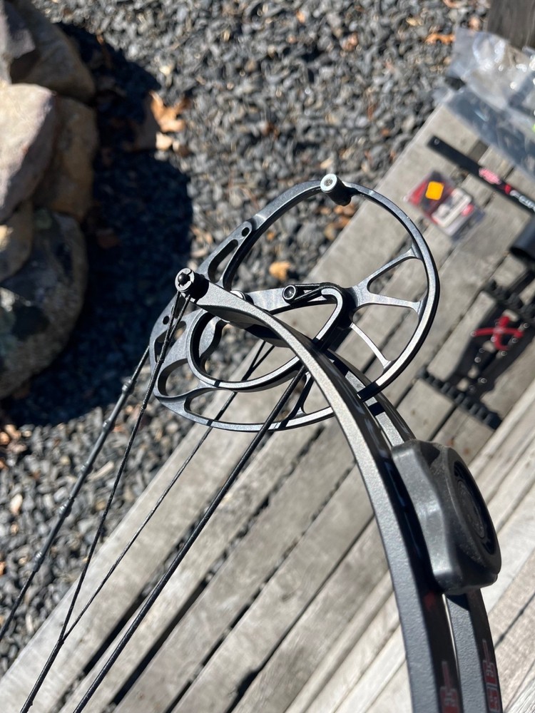 pse full throttle 70lb/29in draw compound bow with extras