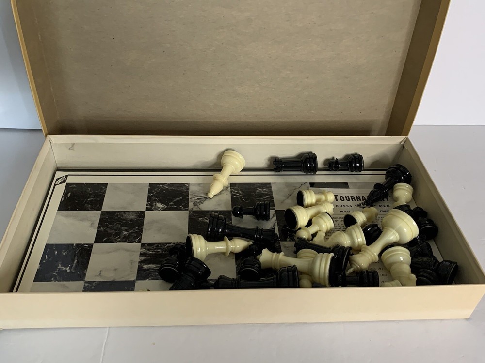 E. S. Lowe Tournament Chessman 1968 Staunton Pattern Board Game Felt Complete