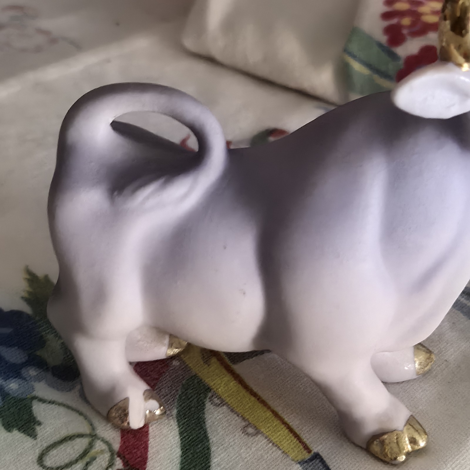 VTG Anthropormorphic Purple Cow Figurine Kissing W/ Gold Paint Figurine EUC