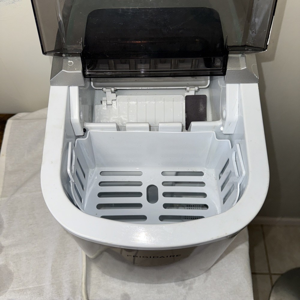 Frigidaire EFIC189 Ice Maker Silver