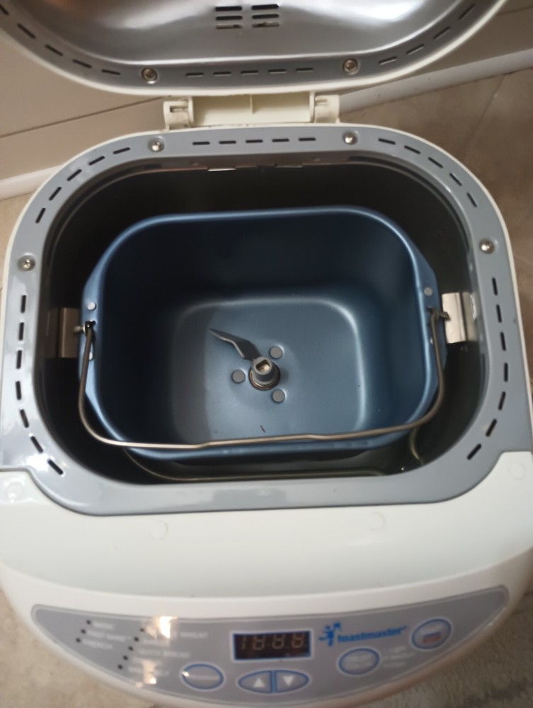 Toastmaster Automatic Bread Maker TBR15 White Digital Display WORKS Great