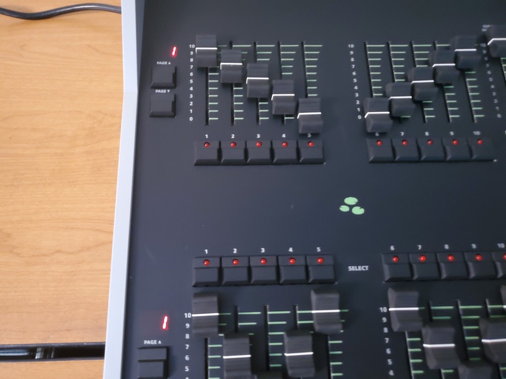 Zero 88 Frog 2 console deploys with touchscreen control "NO Power adapter"