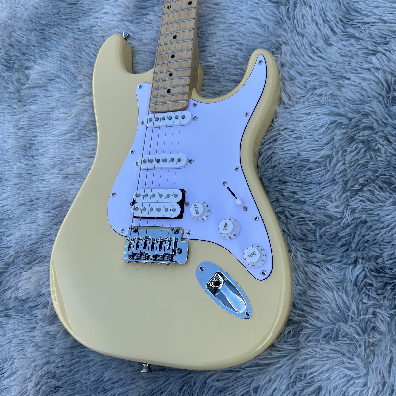 Milk white ST electric guitar/SSS pickup/white guard/silver tuner/from US