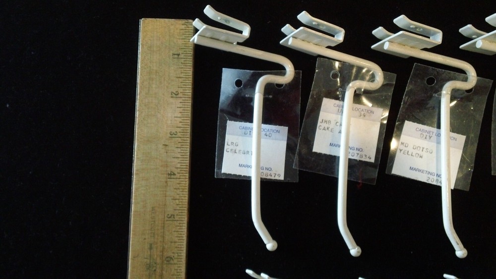 16 Piece Econoco White 4” Hooks for Triangle Wire Grid Tower Panel Display