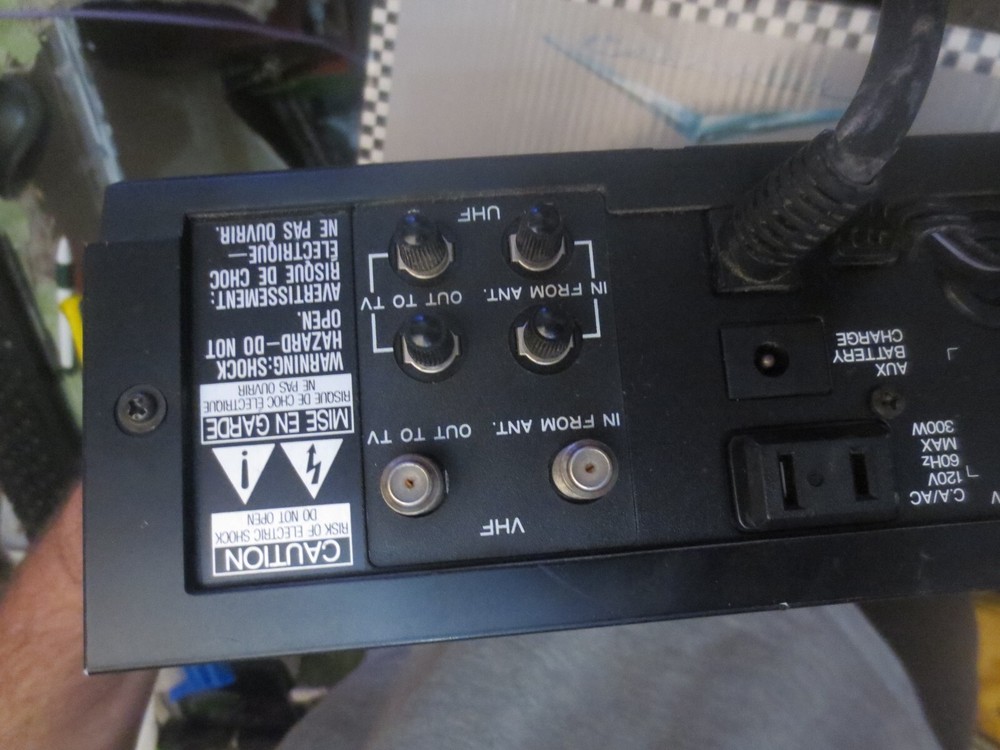 Vintage Hitachi Adjustomatic Random Access Tuner VT-TU8A powers on