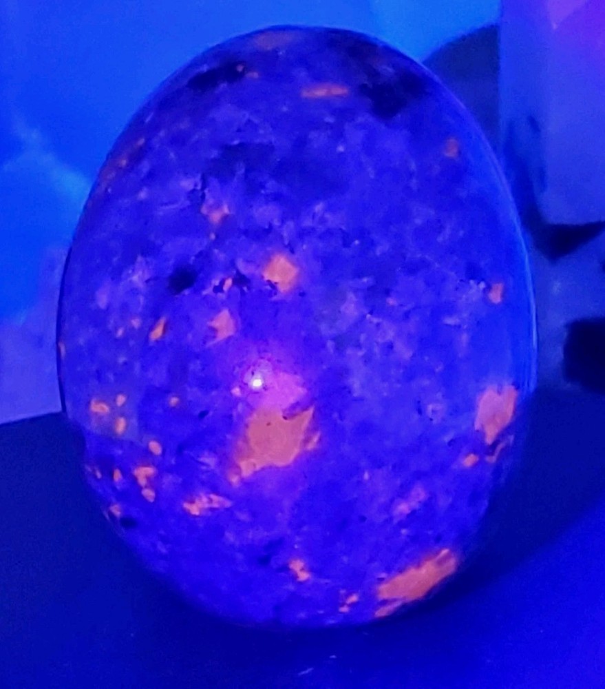Yooperlite/Flame stone Skull Carving. SUPER UV REACTIVE