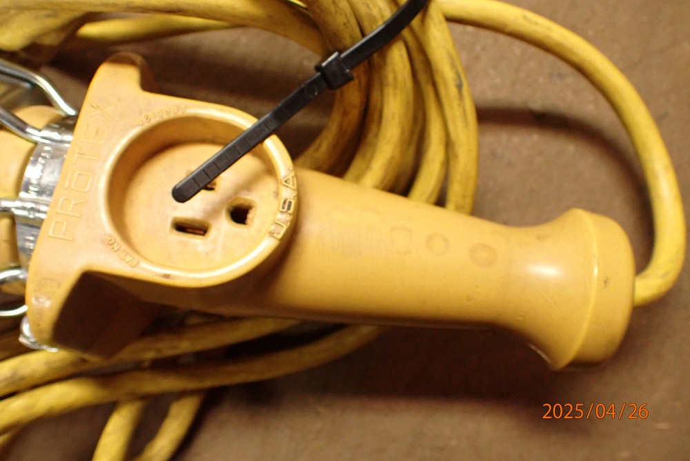 OLDER DANIEL WOODHEAD CO. PROTEX TROUBLE DROP LIGHT LAMP