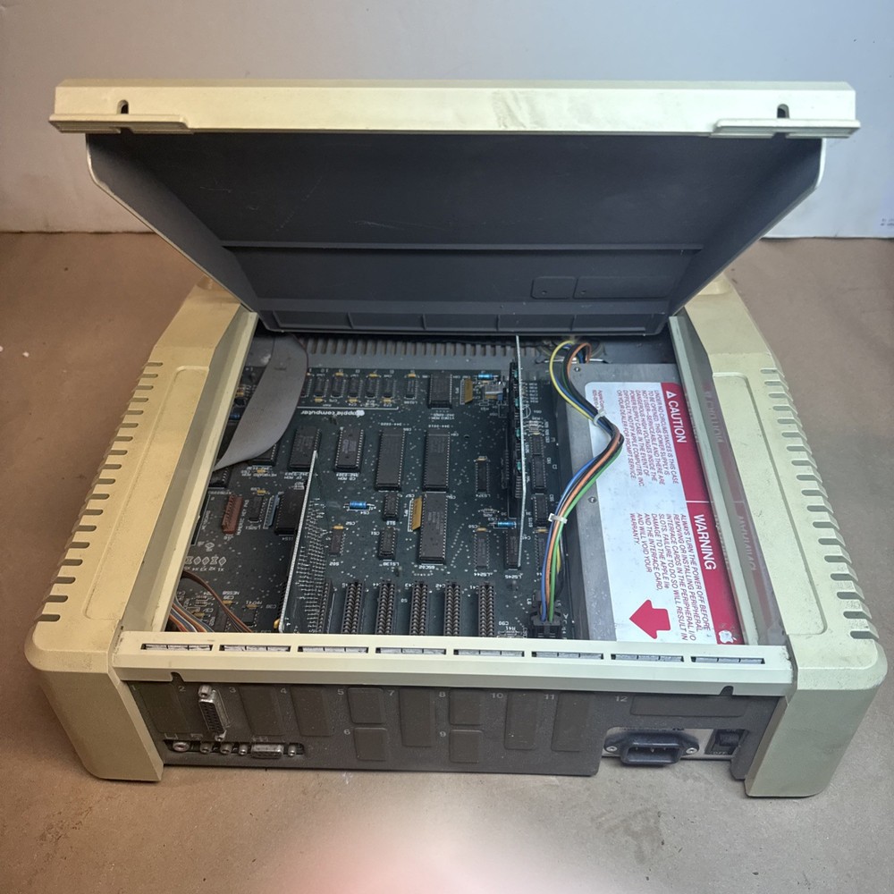 Apple IIe A2S2064 Vintage Personal Computer. Power Tested. Light On.