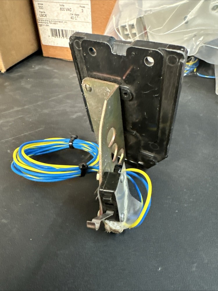 SQUARE D AUX SWITCH (USED) MA11284