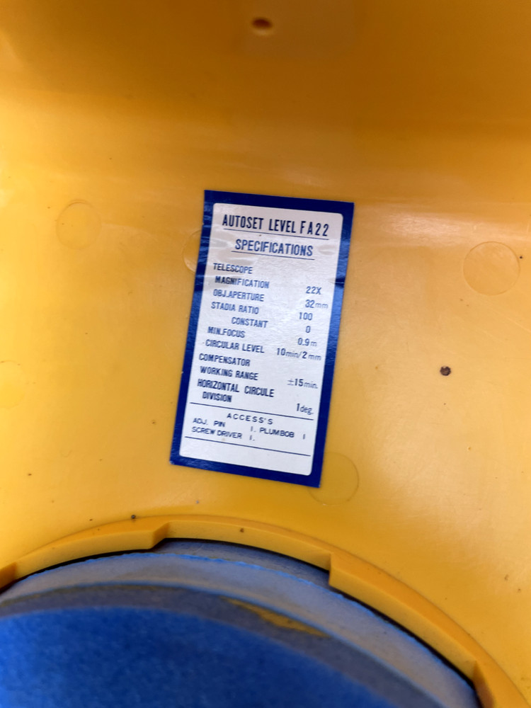 ENGINEERING SURVEYOR TRIPOD AND PROFESSIONAL FUJI - KOH FA22 LEVEL