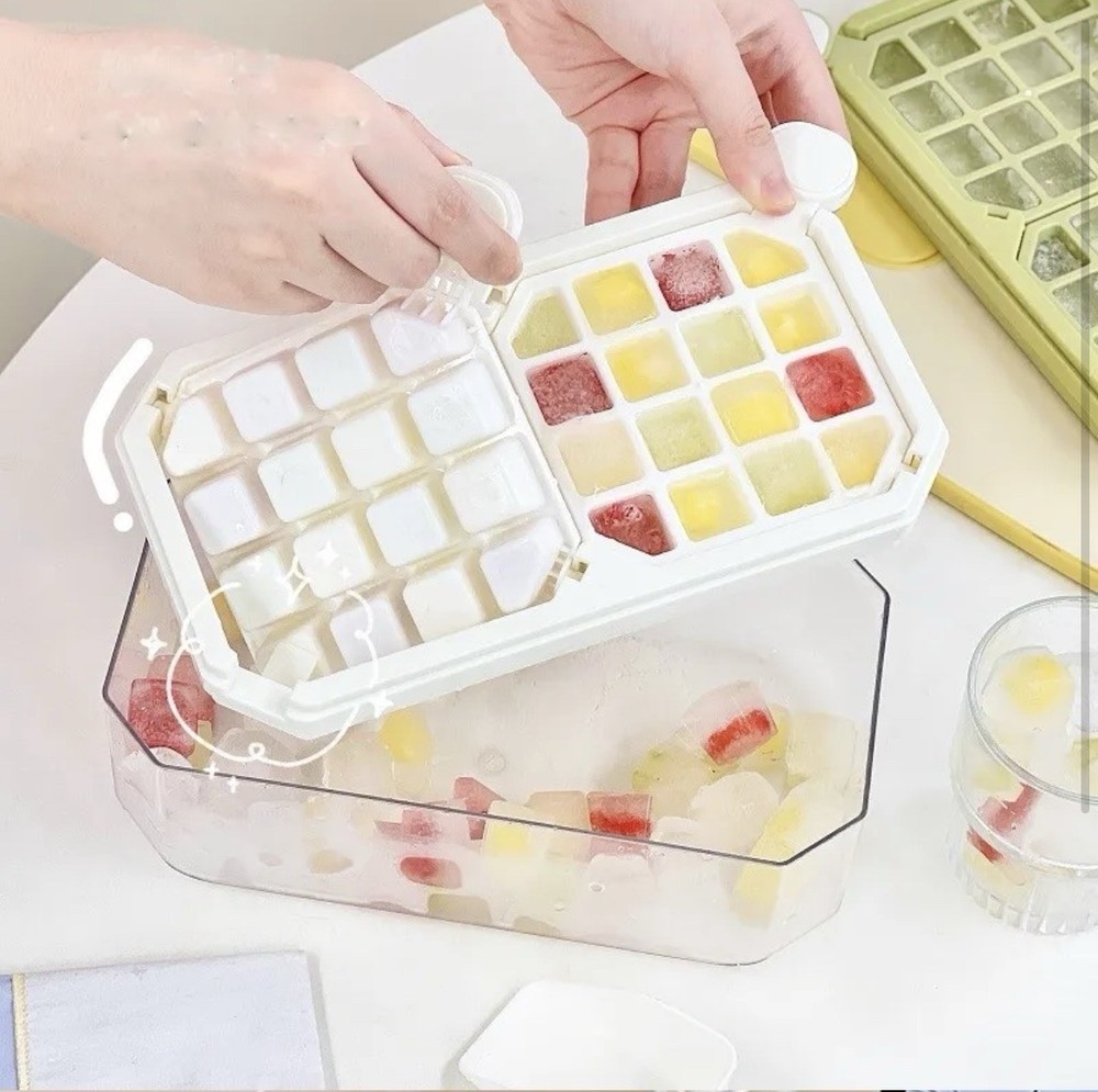 Plastic Ice Cube Tray / Storage Box / 32 Cubes W/ Scoop