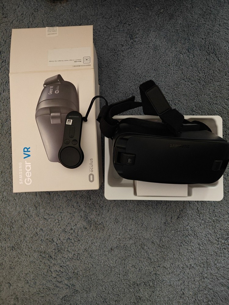 Samsung Gear VR powered by Oculus SM-R323 VR Headset and Controller