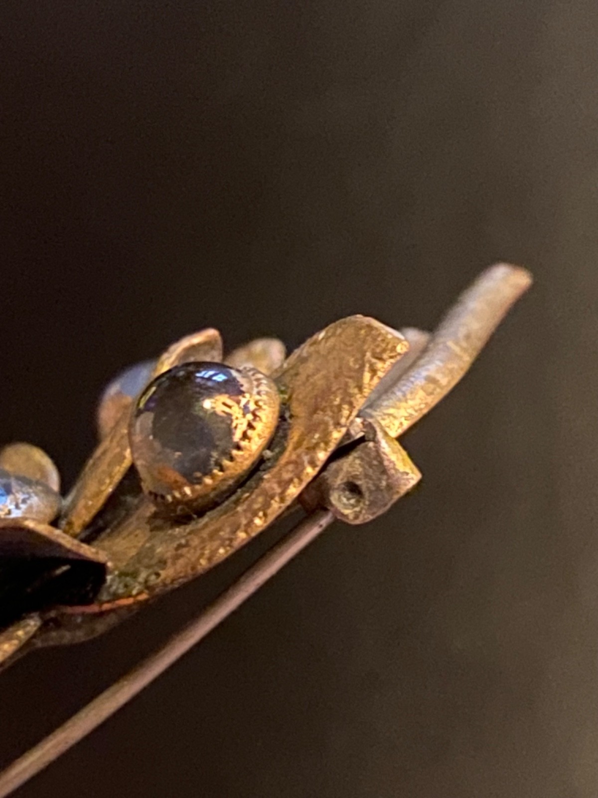 VTG Antique Gold Tone Layered Floral Brooch Gray Glass Cabochon Leaf Flower Pin