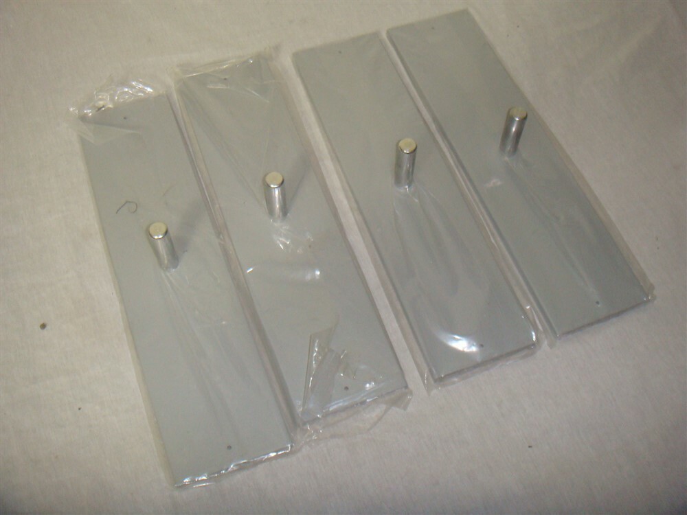 2 PORTABLE PROJECTOR SCREENS IN CASE 78"X 90" -READ!