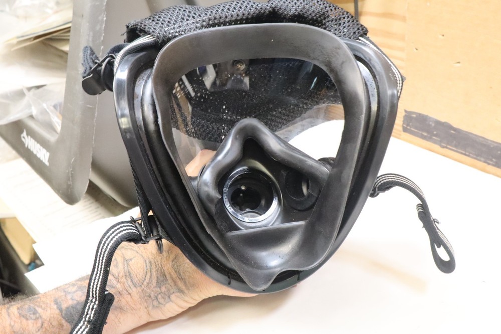 SCOTT AV-2000 FACE PIECE FIRE FIGHTING SCBA MASK
